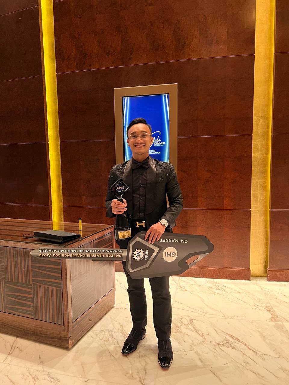 Payad memegang trofi di GMI Gala Dinner
